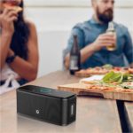 DOSS SoundBox auf einem Tisch