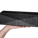 Große Bluetooth Lautsprecher AmazonBasics Tragbarer Bluetooth-Lautsprecher, groß auf einer Hand