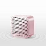 Große Bluetooth Lautsprecher Anker SoundCore Nano in weißer Flüssigkeit