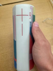 UE-BOOM in der hand farbe weiß